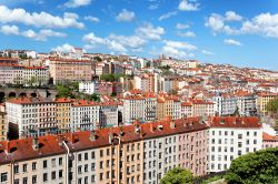 Una veduta della città di Lione con i suoi palazzi in una soleggiata giornata estiva, Francia - © prochasson frederic / Shutterstock.com