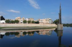 Una veduta della città di Tortosa sul fiume Ebro, Spagna. Prima di tuffarsi nel Mediterraneo, il fiume attraversa questa bella città spagnola dividendone in due il territorio ma ...