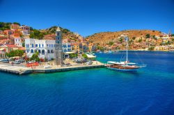 Una veduta della costa di Symi (Grecia) con il porto e le case sulla collina, arcipelago del Dodecaneso.


