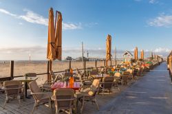 Una veduta della spiaggia e della promenade di Scheveningen, sullo sfondo il molo.