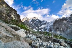 Una veduta delle Alpi svizzere nel distretto di Evolene. Qui l'ambiente alpino si mostra in tutta la sua magnificenza con rilievi imponenti.



