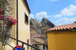 Una veduta delle Dolomiti lucane dal borgo di Castelmezzano, Basilicata - © M.Rinelli / Shutterstock.com
