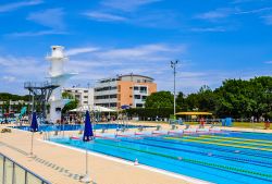 Una veduta dello Stadio del Nuoto di Riccione, Emilia Romagna. Una delle tre piscine outdoor presenti in questa struttura sportiva - © s74 / Shutterstock.com