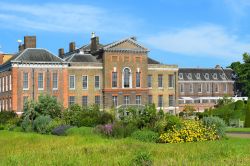 Una veduta di Kensington Palace, residenza ufficiale del Duca e Duchessa di Gloucester dentro ai Kensington Gardens di Londra - © irisphoto1 / Shutterstock.com