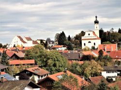 Una veduta di Murnau am Staffelsee, Germania: il castello cittadino e la chiesa di San Nicola visti dalla Munter-Hause.
