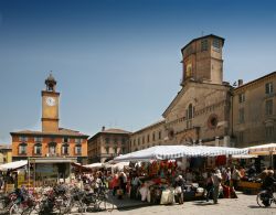 Una veduta di piazza Prampolini con la cattedrale, Reggio Emilia, Emilia Romagna.



