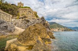 Una veduta di Pieve Ligure, Genova, con Sori sullo sfondo. Il paese è strutturato su strade e antichi viottoli che si estendono lungo le pendici del Monte Santa Croce con alberi di ulivo, ...