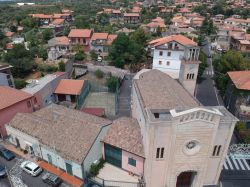 Una veduta di Ragalna in Sicilia, con la Chiesa di S. Barbara - © Norbachov / Shutterstock.com