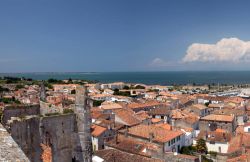 Una veduta di Saint-Martin-de-Ré sull'isola di Ré, Francia. Il borgo è cinto da poderose fortificazioni fatte erigere da Vauban nel XVII° secolo. Dal 2008 è ...