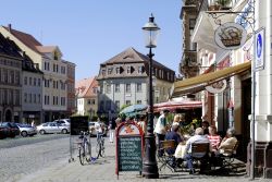 Una veduta di un Street Cafe nella piazza del mercato a Zittau, Sassonia, Germania. Locali, pub e ristoranti si affacciano su questa frequentata strada commerciale della città - © ...