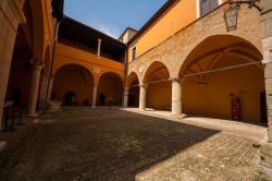 Una veduta in dettaglio dell'interno del castello di Gradara, Italia.
