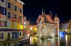 Una veduta notturna del Palais de l'Ile di Annecy, Francia. E' il monumento più fotografato della città: sorge su un'isola triangolare fra due forchette del fiume. ...