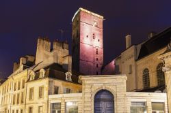 Una veduta notturna del Palazzo Municipale di Digione, Francia. E' stato Filippo il Buono il grande costruttore di questo palazzo: fu proprio lui nel 1433 a far erigere la grande cucina ...