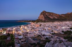 Una veduta panoramica al calar del sole di San Vito Lo Capo, Sicilia. Situata in provincia di Trapani, è una rinomata località balneare.
