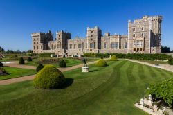 Una veduta panoramica del castello di Windsor nei pressi di Londra, Regno Unito. Occupa un'area di circa 11 ettari e combina elementi di fortificazione, di palazzo e di piccola città.
 ...