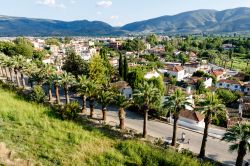 Una veduta panoramica della città di Selcuk, Turchia. Questa località vanta un bel clima mediterraneo con estati calde e secche e con inverni non troppo secchi per via della vicinanza ...