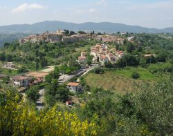 Una veduta panoramica della cittadina di Casaprota in provincia di Rieti - © Theloke, Wikipedia