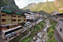 Una veduta panoramica di Machupicchu Pueblo, località nota anche come Aguas Calientes, Perù. Il paese è arroccato sulle sponde del fiume Urubamba - © astudio / Shutterstock.com ...