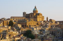 Una veduta panoramica di Piazza Armerina e della sua cattedrale, Sicilia. Sullo sfondo l'imponente chiesa barocca costruita sulle fondamenta di una precedente chiesa del XV° secolo - Angel ...