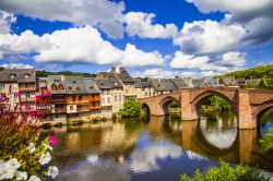 Una veduta pittoresca del borgo di Estaing in Occitania, Francia. Le prime notizie di questo borgo risalgono al 1082 quando il villaggio venne nominato in un documento con il nome di Stagno.
 ...