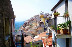 Una veduta sui tetti del borgo di Motta Camastra, Sicilia. Ogni anno, nel mese di ottobre, si svolge la Festa della Noce, unica in tutta la Sicilia.
