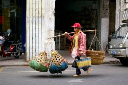 Una venditrice ambulante lungo le strade di Haikou, Cina  - © kawing921 / Shutterstock.com