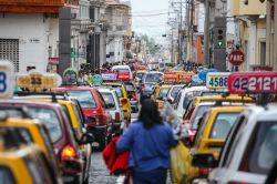 Una venditrice di prodotti in una strada di Arequipa, Perù - © Martchan / Shutterstock.com