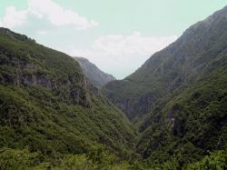 Una verde valle nei dintorni di Ovindoli, Italia centrale