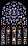 Una vetrata istoriata con rosone nella cattedrale di Chartres, Francia - © St. Nick / Shutterstock.com