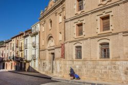 Una via centrale della città di Daroca, Spagna, con pavimentazione a ciottoli. Situata 84 chilometri a sud da Saragozza, questa località è un bel complesso fortificato circondato ...