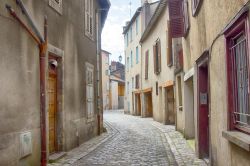Una via ciottolata nel centro storico di Limoges, Francia. Un tempo era una zona di semplici case di artigiani e negozianti. 

