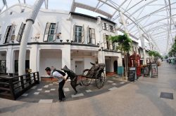 Una via coperta di Chinatown, il quartiere di Singapore assegnato ai commercianti cinesi con il Raffles Plan del 1828. Ad abbellirla sono le decorazioni sulle facciate degli edifici e alcune ...