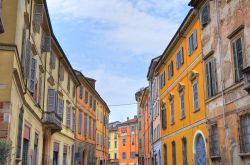 Una via dalle belle case colorate nel centro storico di Piacenza