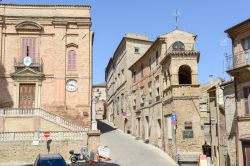 Una via del borgo di Ripatransone nelle Marche, Italia. Costruite e rinforzate più volte, le mura cittadine rappresentano una delle cerchie difensive più ricche e articolate di ...