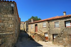 Una via del borgo di Sortelha, Portogallo - Passeggiare per le strette viuzze acciottolate di Sortelha è una delle espereinze da non perdere durante una visita a questo borgo medievale ...
