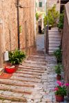 Una via del centro del borgo di Chiusdino in Toscana