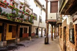 Una via del centro di Ezcaray, Spagna - Un delizioso scorcio fotografico di una delle strette viuzze che attraversano il cuore del paese spagnolo e su cui si affacciano le abitazioni © ...