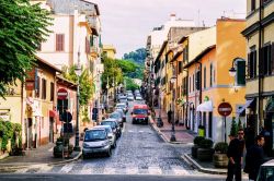 Una via del centro storico  di Grottaferrata, il borgo dei Castelli Romani - © nomadFra / Shutterstock.com 