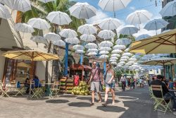 Una via del centro di Port Louis a Mauritius, Oceano Indiano. Il territorio della Repubblica di Mauritius fa parte delle isole delle Mascarene ed è considerato geograficamente appartenente ...