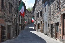 Una via del centro di Radicofani (Toscana) addobbata a festa con le bandiere italiane. 


