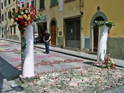 Una via del centro di Scarperia durante la classica infiorata di primavera - © Massimilianogalardi, CC BY-SA 3.0, Wikipedia