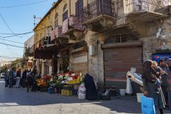 Una via del centro di Sidone, Libano, con bancarelle di frutta e verdura - © Catay / Shutterstock.com