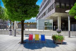 Una via del centro di Vaduz, Liechtenstein, con sdraio colorate in una giornata di sole - © MaraZe / Shutterstock.com