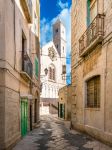 Una via del centro e la Cattedrale di Giovinazzo in Puglia