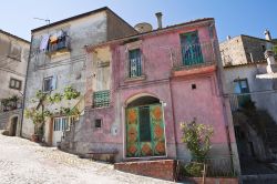 Una via del centro storico di Alberona, borgo del foggiano