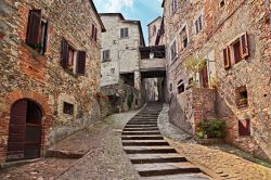 Una via del centro storico di Anghiari in Toscana, borgo dell'aretino
