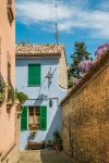 Una via del centro storico di Apiro, piccolo borgo marchigiano vicino a Macerata