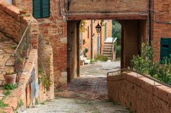 Una via del centro storico di Chiusure, antico borgo della Toscana