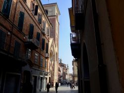 Una via del centro storico di Chivasso in Piemonte