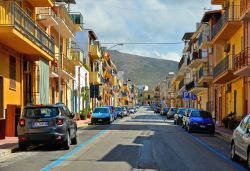 Una via del centro storico di CInisi in Sicilia - © poludziber / Shutterstock.com